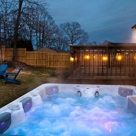 New! Updated Mystic Home W/ Sauna, Hot Tub & Deck Esterno foto