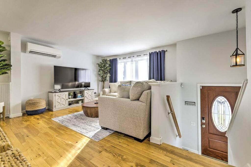 New! Updated Mystic Home W/ Sauna, Hot Tub & Deck Esterno foto
