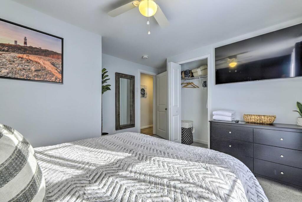 New! Updated Mystic Home W/ Sauna, Hot Tub & Deck Esterno foto