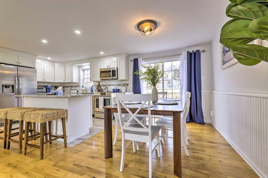 New! Updated Mystic Home W/ Sauna, Hot Tub & Deck Esterno foto