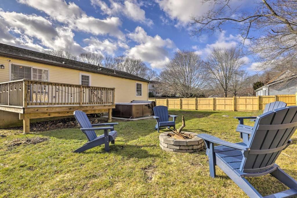 New! Updated Mystic Home W/ Sauna, Hot Tub & Deck Esterno foto