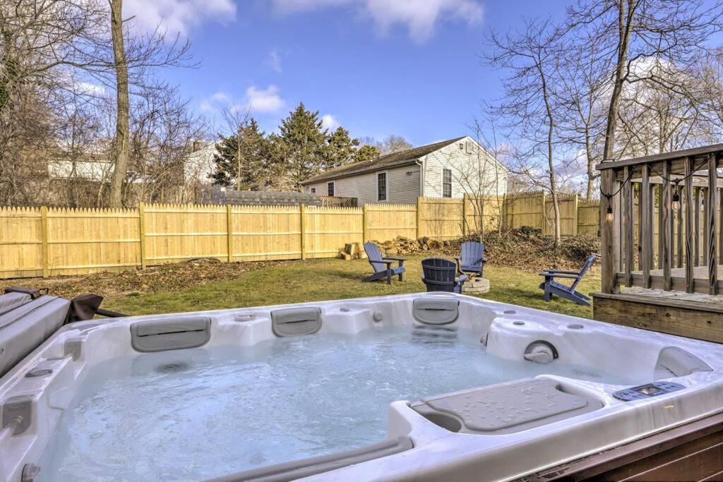 New! Updated Mystic Home W/ Sauna, Hot Tub & Deck Esterno foto