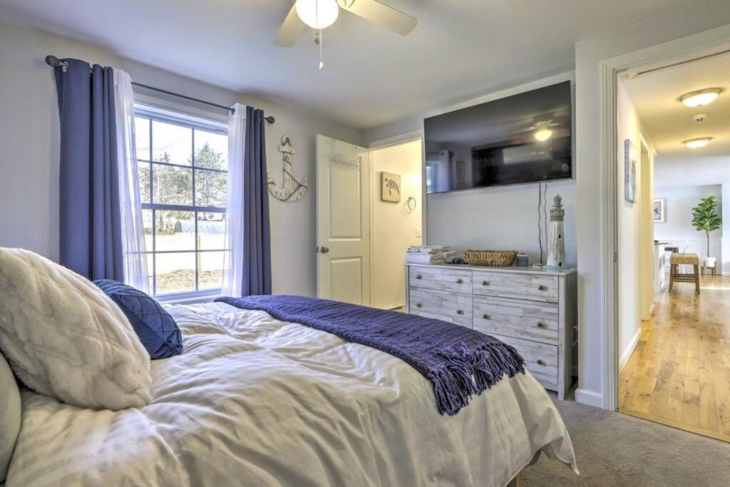 New! Updated Mystic Home W/ Sauna, Hot Tub & Deck Esterno foto