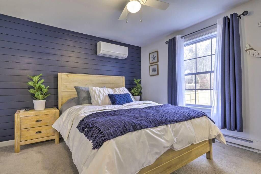 New! Updated Mystic Home W/ Sauna, Hot Tub & Deck Esterno foto