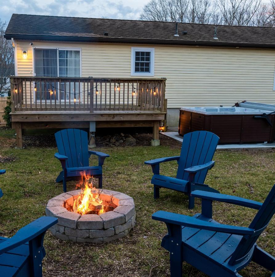 New! Updated Mystic Home W/ Sauna, Hot Tub & Deck Esterno foto