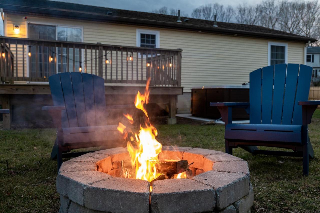 New! Updated Mystic Home W/ Sauna, Hot Tub & Deck Esterno foto